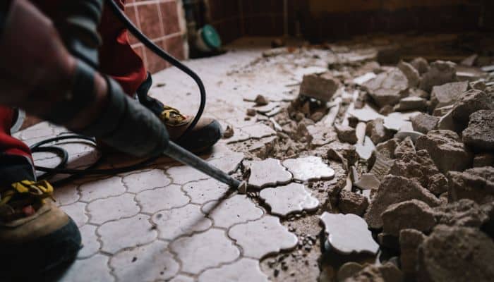 Slopen badkamer tegels vloer. AK Sloop en Klusbedrijf Assen